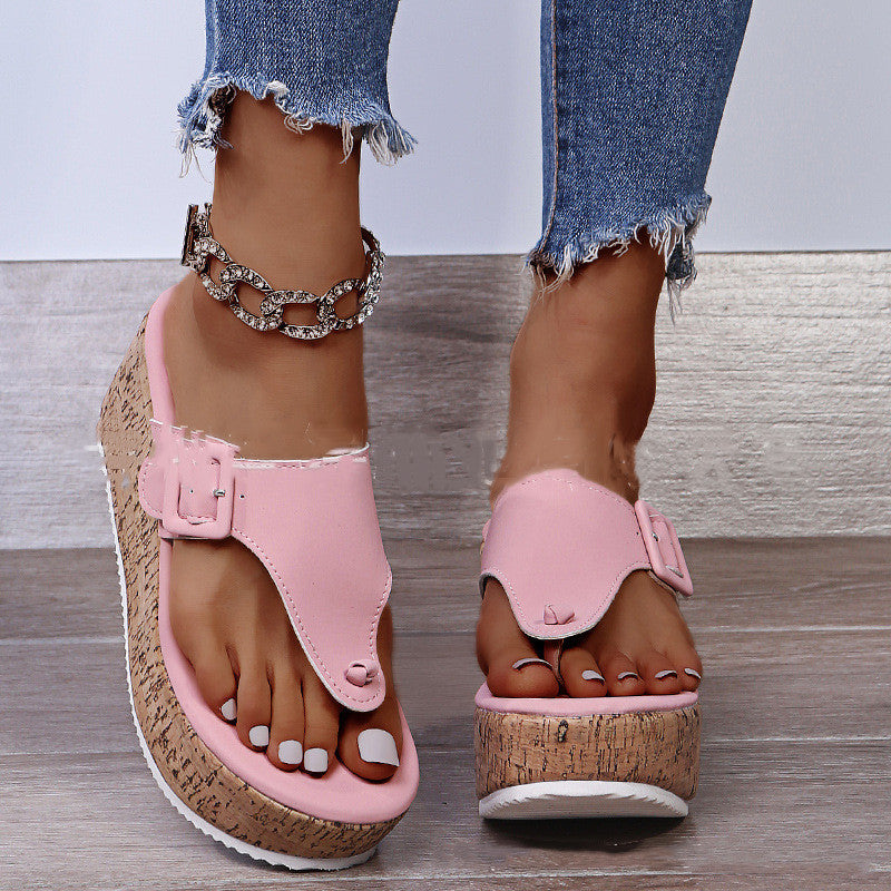 Sandales d'été modèle tongs semelle haute