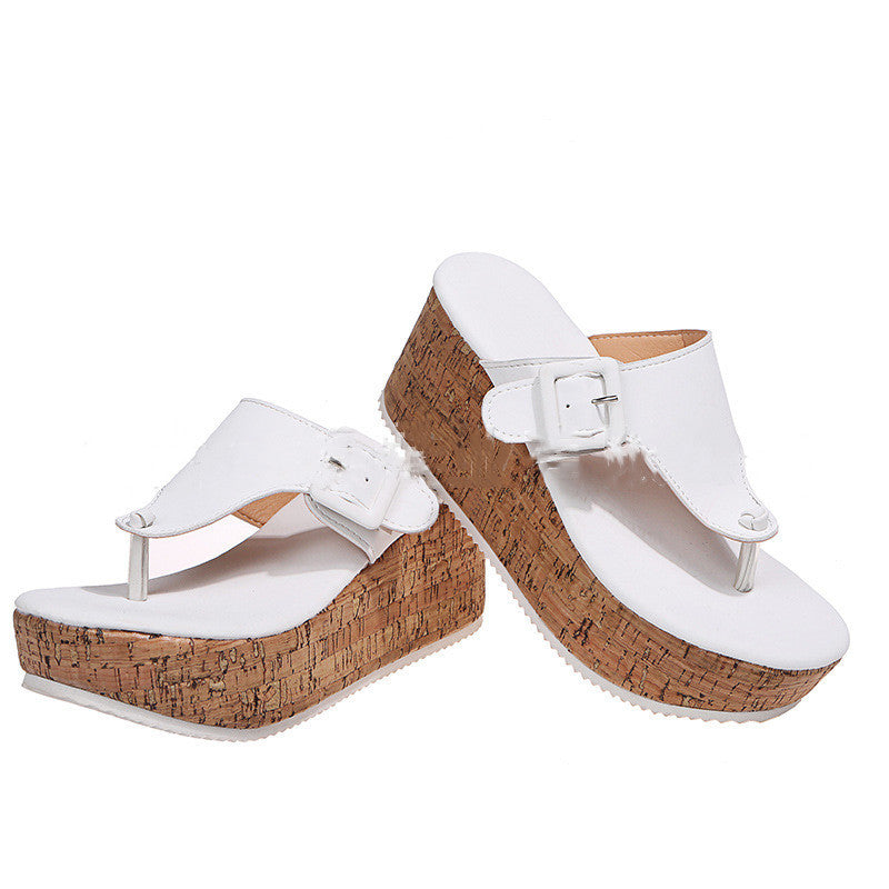 Sandales d'été modèle tongs semelle haute